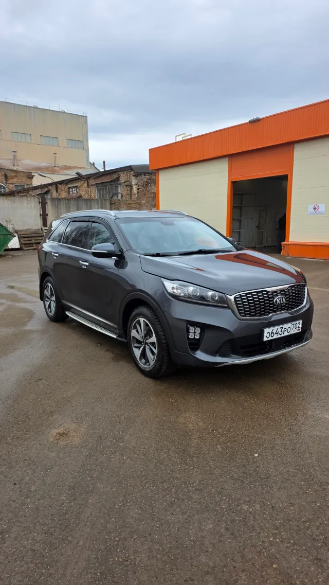 KIA Sorento Prime — идеальный кроссовер по цене ниже рынка! 🔥ухоженный и полностью обслуженный KIA Sorento Prime, привезён из Кореи, в России с 2022 года. Автомобиль в отличном состоянии — сел и поехал без вложений. 💥 Главное преимущество — цена ниже рынка на 500 000 ₽! А значит, вы получаете максимум автомобиля за минимальные деньги. Почему стоит обратить внимание: ✔️ Надёжный корейский сборочный автомобиль ✔️ Богатая комплектация — есть всё для комфорта и удовольствия от вождения: подогрев руля, подогрев и вентиляция сидений, климат контроль, круиз контроль, салон кожа с электроприводом сидений, ✔️ Полностью обслужен — никаких скрытых проблем ✔️ Чистый и ухоженный салон ✔️ Отличное техническое состояние ✔️ Идеален как для города, так и для дальних поездок 🚗 Машина дарит уверенность на дороге и комфорт уровня выше своего класса. 📉 Причина продажи адекватная, без подвоха — расскажу по телефону. 📞 Такие предложения долго не задерживаются! Звоните или пишите прямо сейчас, пока автомобиль в наличии. Машина в собственности 3 года, есть полная информация по обслуживанию и эксплуатации автомобиля за весь срок.  Видео замерами толщиномера и автотеку по запросу, 