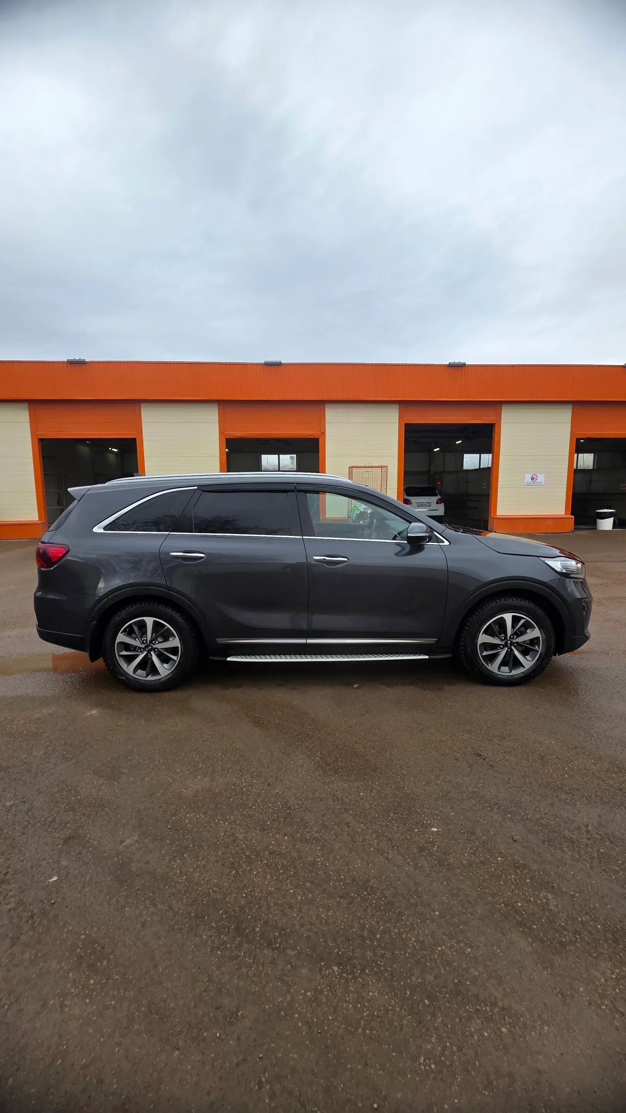 KIA Sorento Prime — идеальный кроссовер по цене ниже рынка! 🔥ухоженный и полностью обслуженный KIA Sorento Prime, привезён из Кореи, в России с 2022 года. Автомобиль в отличном состоянии — сел и поехал без вложений. 💥 Главное преимущество — цена ниже рынка на 500 000 ₽! А значит, вы получаете максимум автомобиля за минимальные деньги. Почему стоит обратить внимание: ✔️ Надёжный корейский сборочный автомобиль ✔️ Богатая комплектация — есть всё для комфорта и удовольствия от вождения: подогрев руля, подогрев и вентиляция сидений, климат контроль, круиз контроль, салон кожа с электроприводом сидений, ✔️ Полностью обслужен — никаких скрытых проблем ✔️ Чистый и ухоженный салон ✔️ Отличное техническое состояние ✔️ Идеален как для города, так и для дальних поездок 🚗 Машина дарит уверенность на дороге и комфорт уровня выше своего класса. 📉 Причина продажи адекватная, без подвоха — расскажу по телефону. 📞 Такие предложения долго не задерживаются! Звоните или пишите прямо сейчас, пока автомобиль в наличии. Машина в собственности 3 года, есть полная информация по обслуживанию и эксплуатации автомобиля за весь срок.  Видео замерами толщиномера и автотеку по запросу, 
