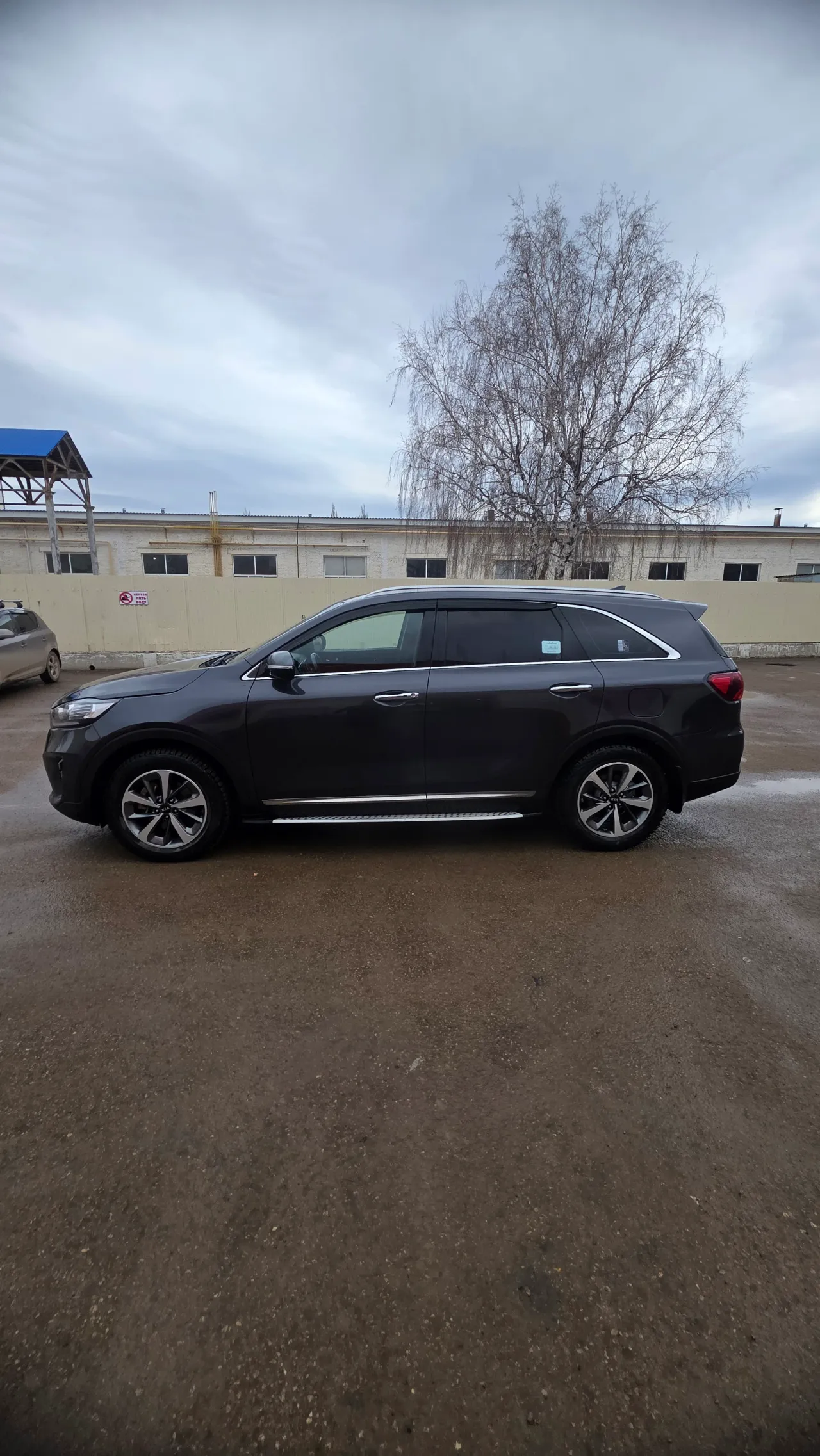 KIA Sorento Prime — идеальный кроссовер по цене ниже рынка! 🔥ухоженный и полностью обслуженный KIA Sorento Prime, привезён из Кореи, в России с 2022 года. Автомобиль в отличном состоянии — сел и поехал без вложений. 💥 Главное преимущество — цена ниже рынка на 500 000 ₽! А значит, вы получаете максимум автомобиля за минимальные деньги. Почему стоит обратить внимание: ✔️ Надёжный корейский сборочный автомобиль ✔️ Богатая комплектация — есть всё для комфорта и удовольствия от вождения: подогрев руля, подогрев и вентиляция сидений, климат контроль, круиз контроль, салон кожа с электроприводом сидений, ✔️ Полностью обслужен — никаких скрытых проблем ✔️ Чистый и ухоженный салон ✔️ Отличное техническое состояние ✔️ Идеален как для города, так и для дальних поездок 🚗 Машина дарит уверенность на дороге и комфорт уровня выше своего класса. 📉 Причина продажи адекватная, без подвоха — расскажу по телефону. 📞 Такие предложения долго не задерживаются! Звоните или пишите прямо сейчас, пока автомобиль в наличии. Машина в собственности 3 года, есть полная информация по обслуживанию и эксплуатации автомобиля за весь срок.  Видео замерами толщиномера и автотеку по запросу, 