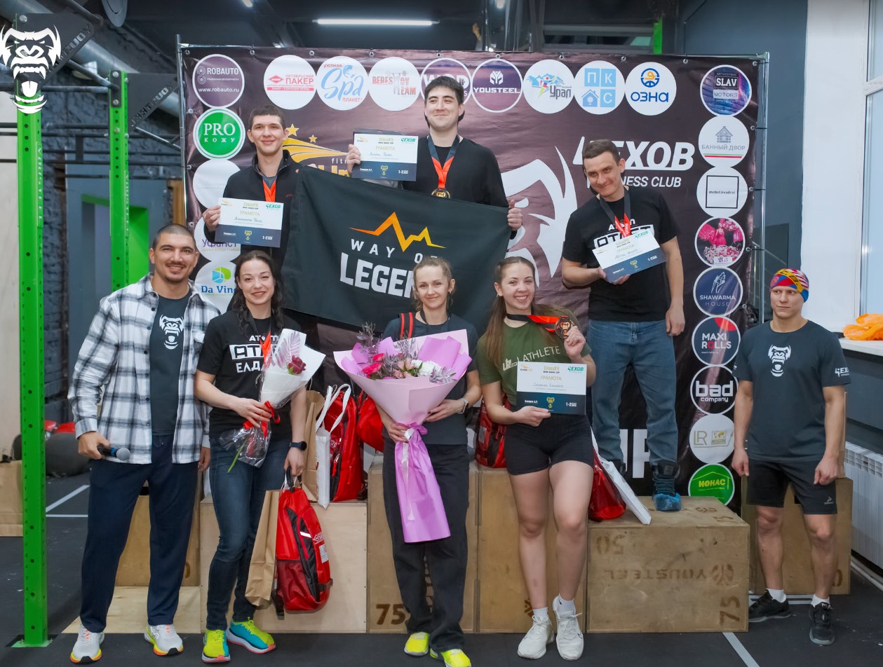 Церемония награждения - победители на подиуме с кубками спонсоров